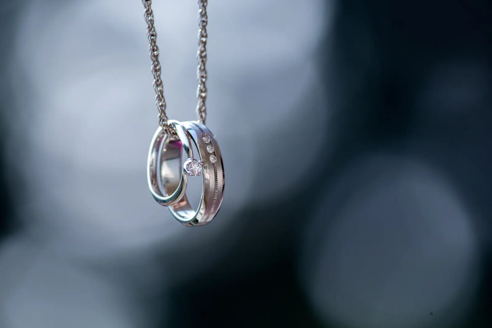 Zwei Eheringe an einer Kette