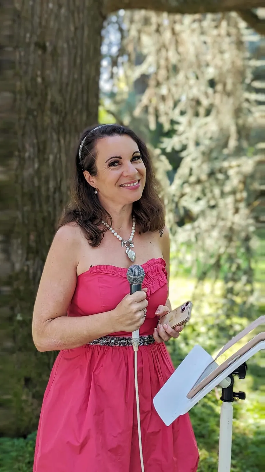 Dina Regniet singt im pinken Kleid bei einer Hochzeit auf der Insel Mainau